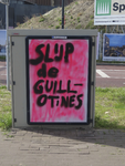 901485 Afbeelding van de graffititekst 'Slijp de Guillotines', op een schakelkast bij het Leidseveer te Utrecht.